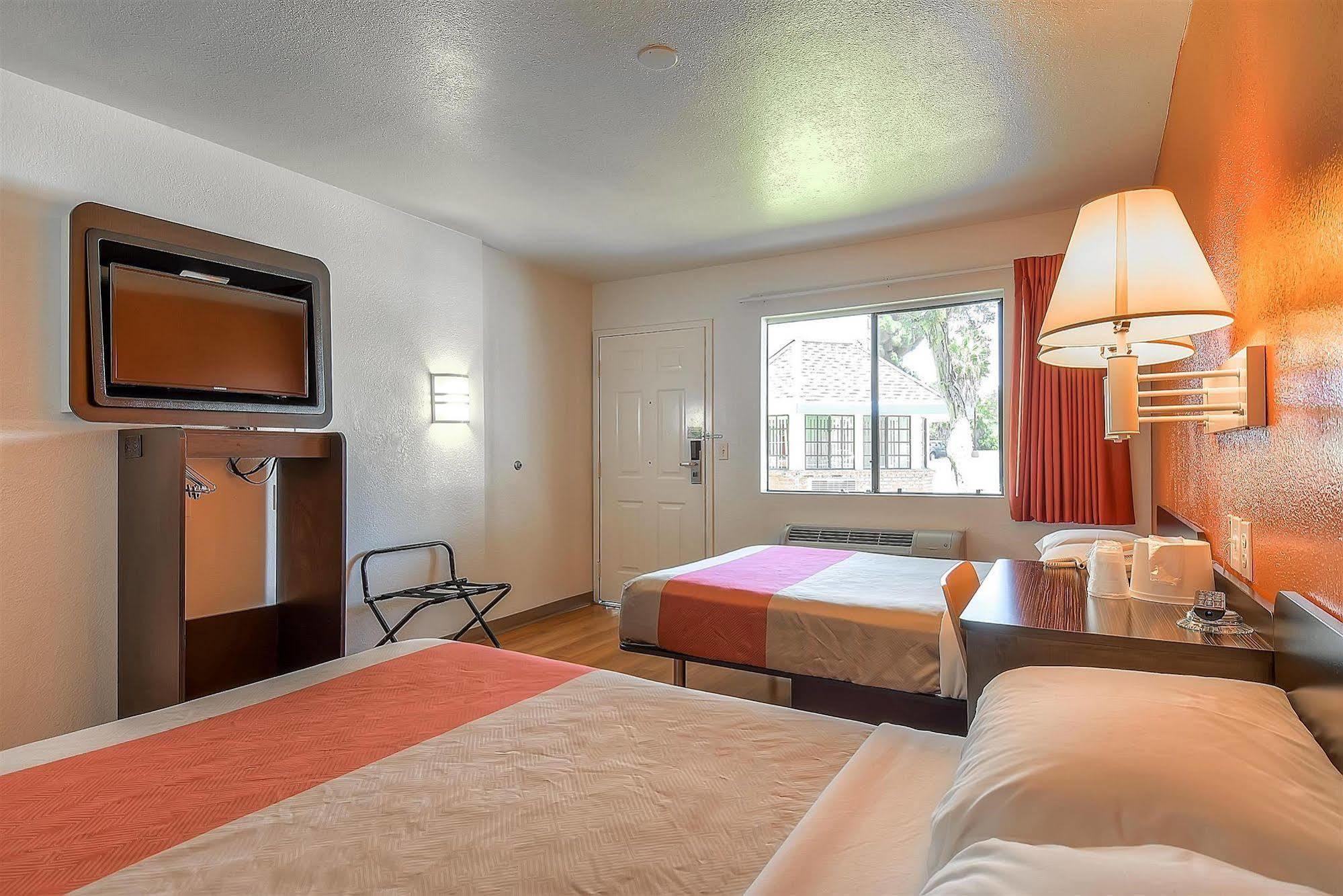 Motel 6-Carlsbad, Ca - Village Zewnętrze zdjęcie