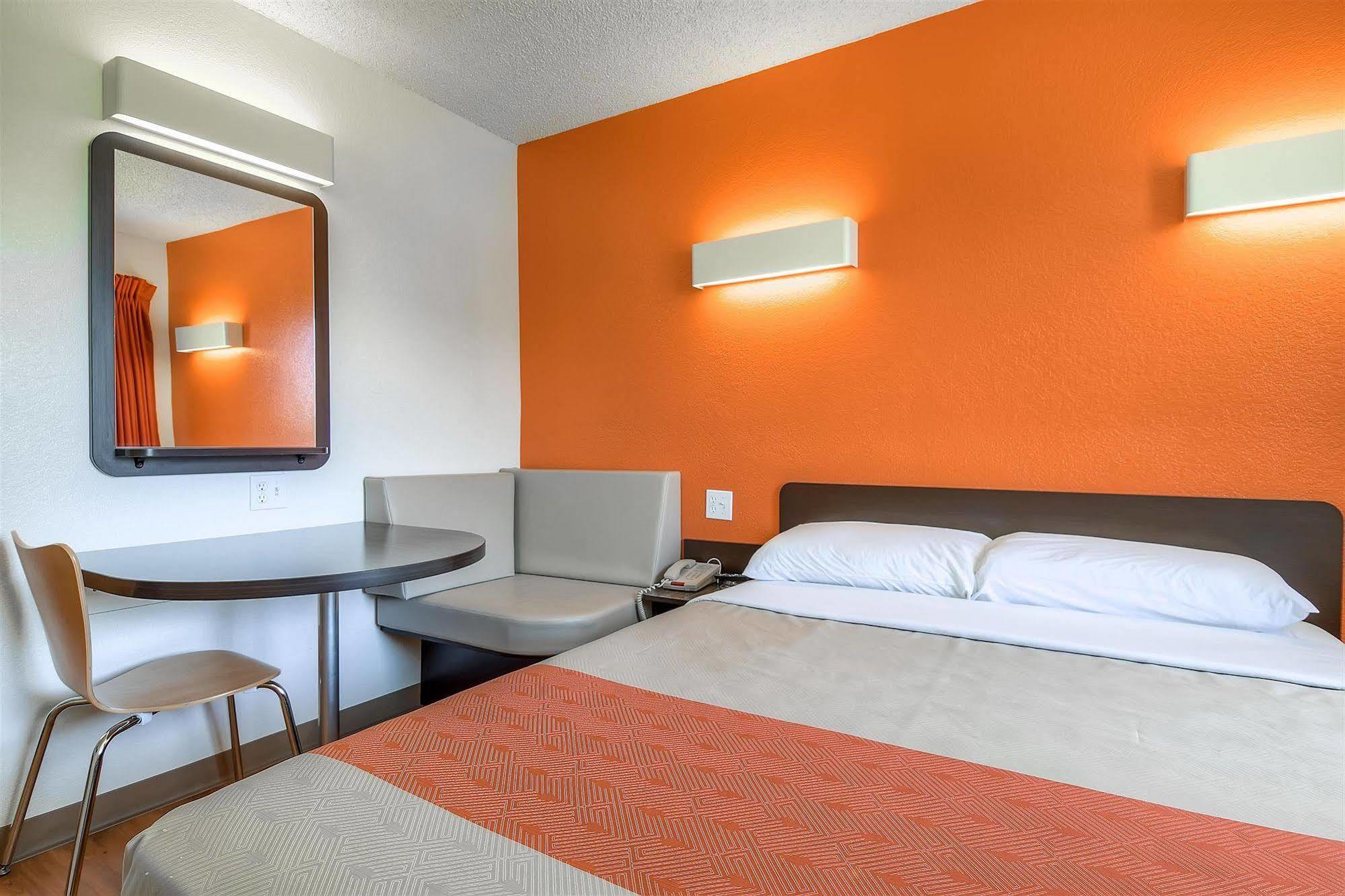 Motel 6-Carlsbad, Ca - Village Zewnętrze zdjęcie