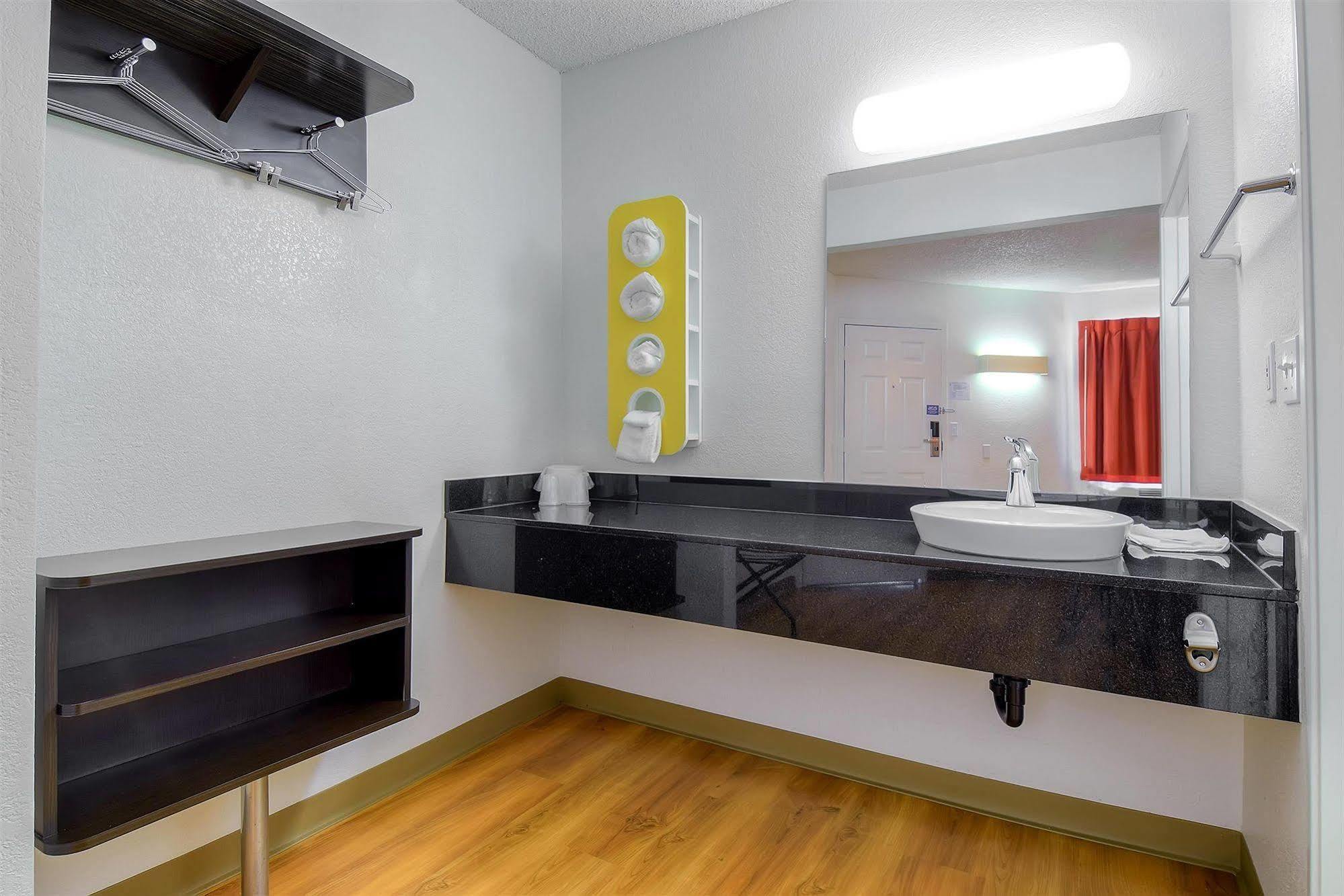 Motel 6-Carlsbad, Ca - Village Zewnętrze zdjęcie