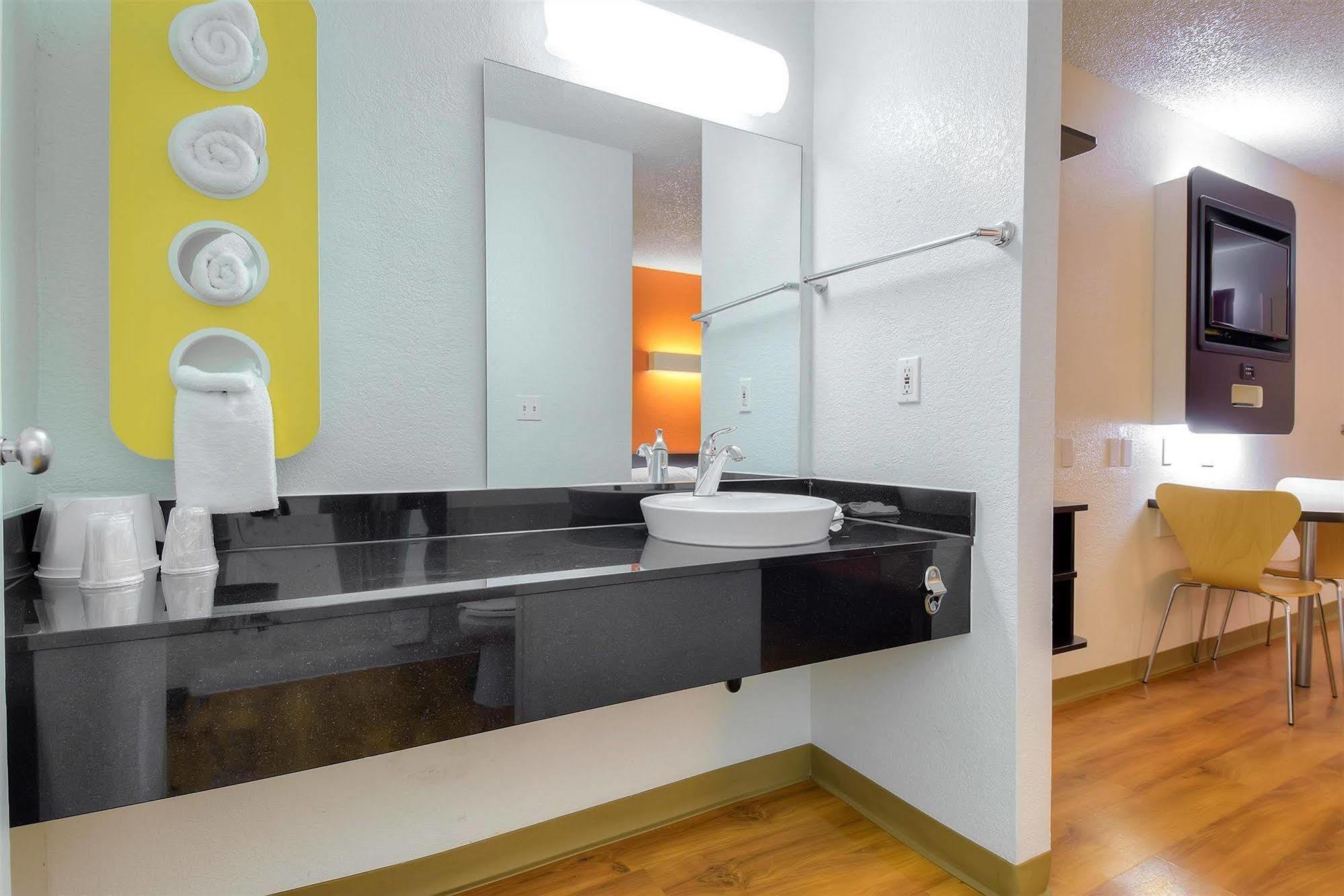 Motel 6-Carlsbad, Ca - Village Zewnętrze zdjęcie
