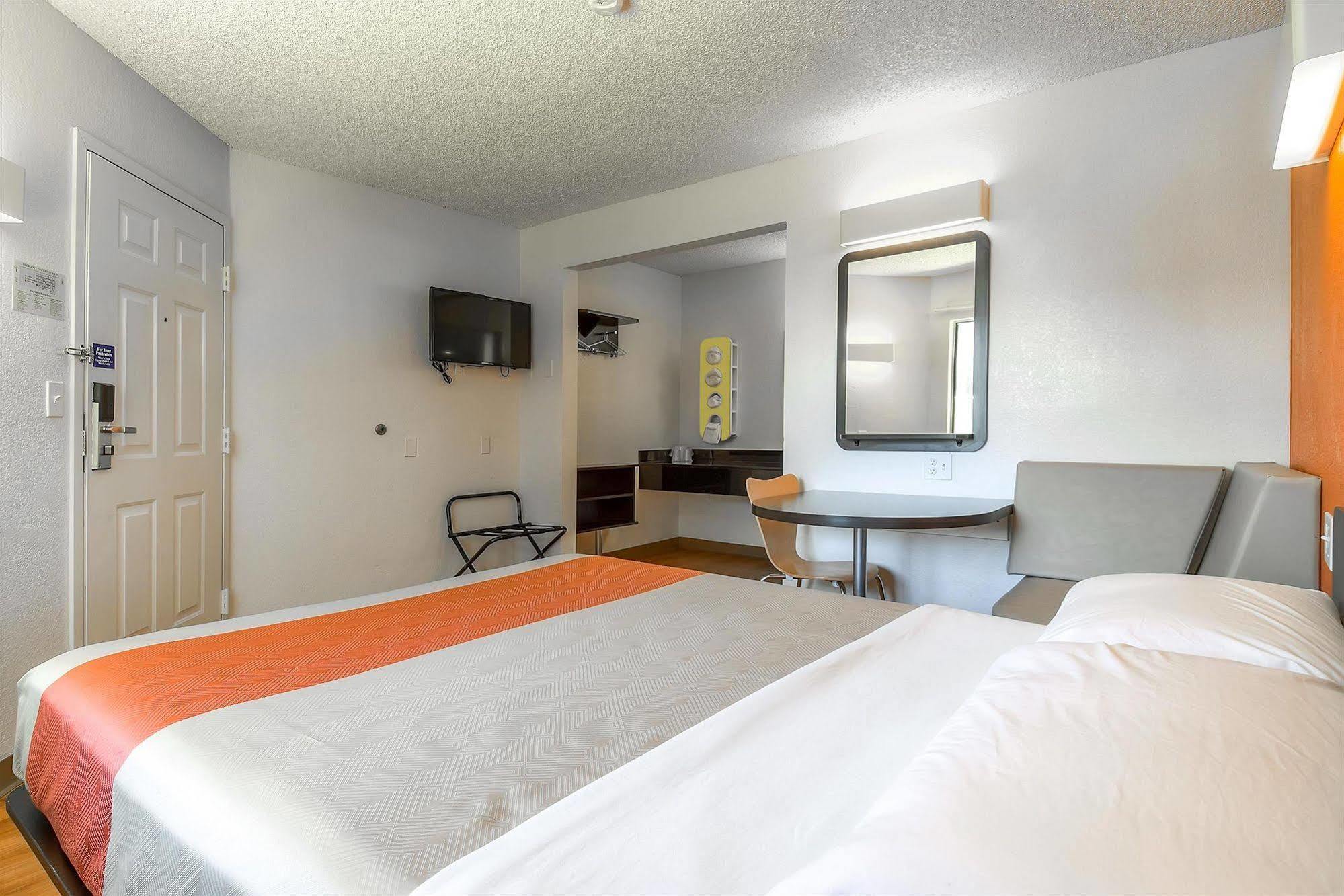 Motel 6-Carlsbad, Ca - Village Zewnętrze zdjęcie